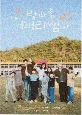 美食纪实综艺小城食堂夜话剧照，深夜灶台与暖黄灯光